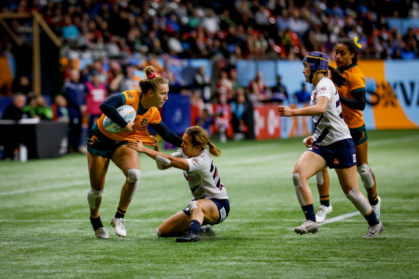 Imaginile cu două jucătoare de rugby din Australia s-au viralizat rapid şi au ajuns la 11.000.000 de vizualizări. Ce se vede în videoclip, când una o ridică pe cealaltă