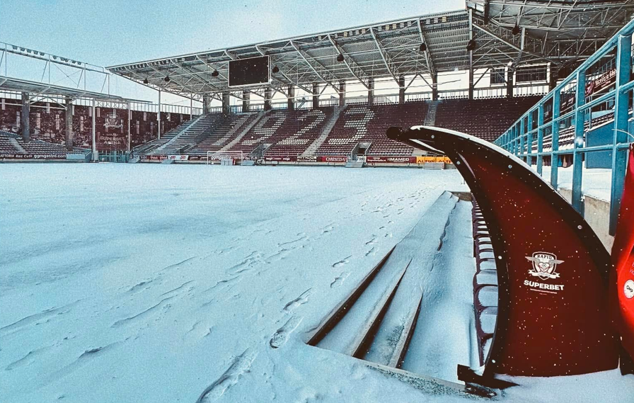 În Giulești, mai rău ca la Buzău! Imagini uluitoare cu stadionul Rapidului, acoperit complet de zăpadă: așa arăta arena la miezul zilei