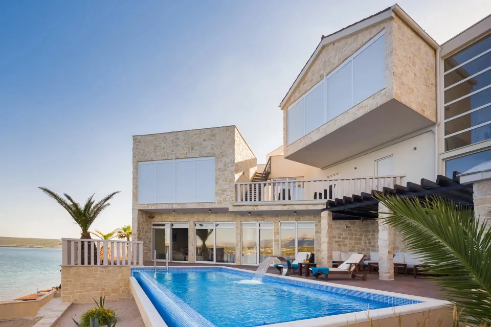 Își închiriază vila. Are infinity pool și plajă privată
