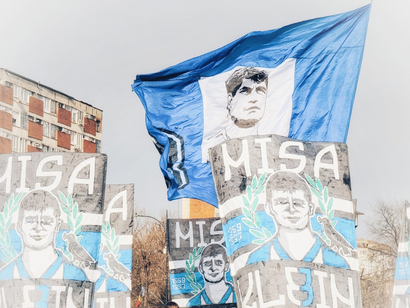 Legendele nu mor niciodată! Imagini impresionante de la Hunedoara cu marșul suporterilor Corvinului pentru legendarul Michael Klein, la 32 de ani de la dispariție: „Dacă nu erau ei, probabil că ar fi venit 20 de persoane!”. EXCLUSIV
