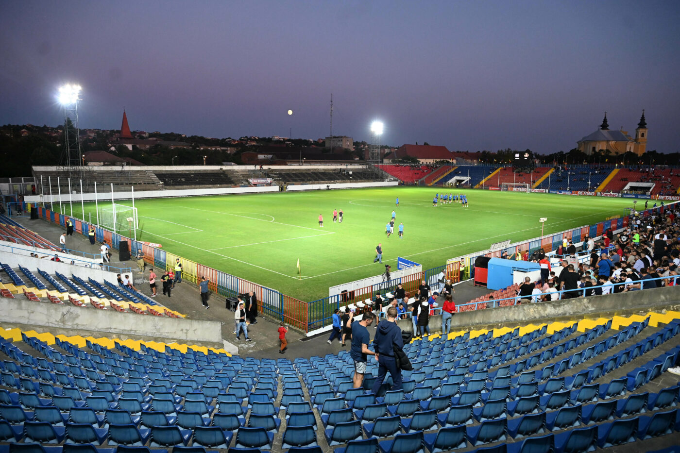 Locuitorii oraşului din România se tem de un tun imobiliar dat pe locul stadionului echipei de fotbal. Primarul a reacționat şi a anunțat ce se va construi, de fapt, în zonă, după ce noua arenă din Bihor va fi gata