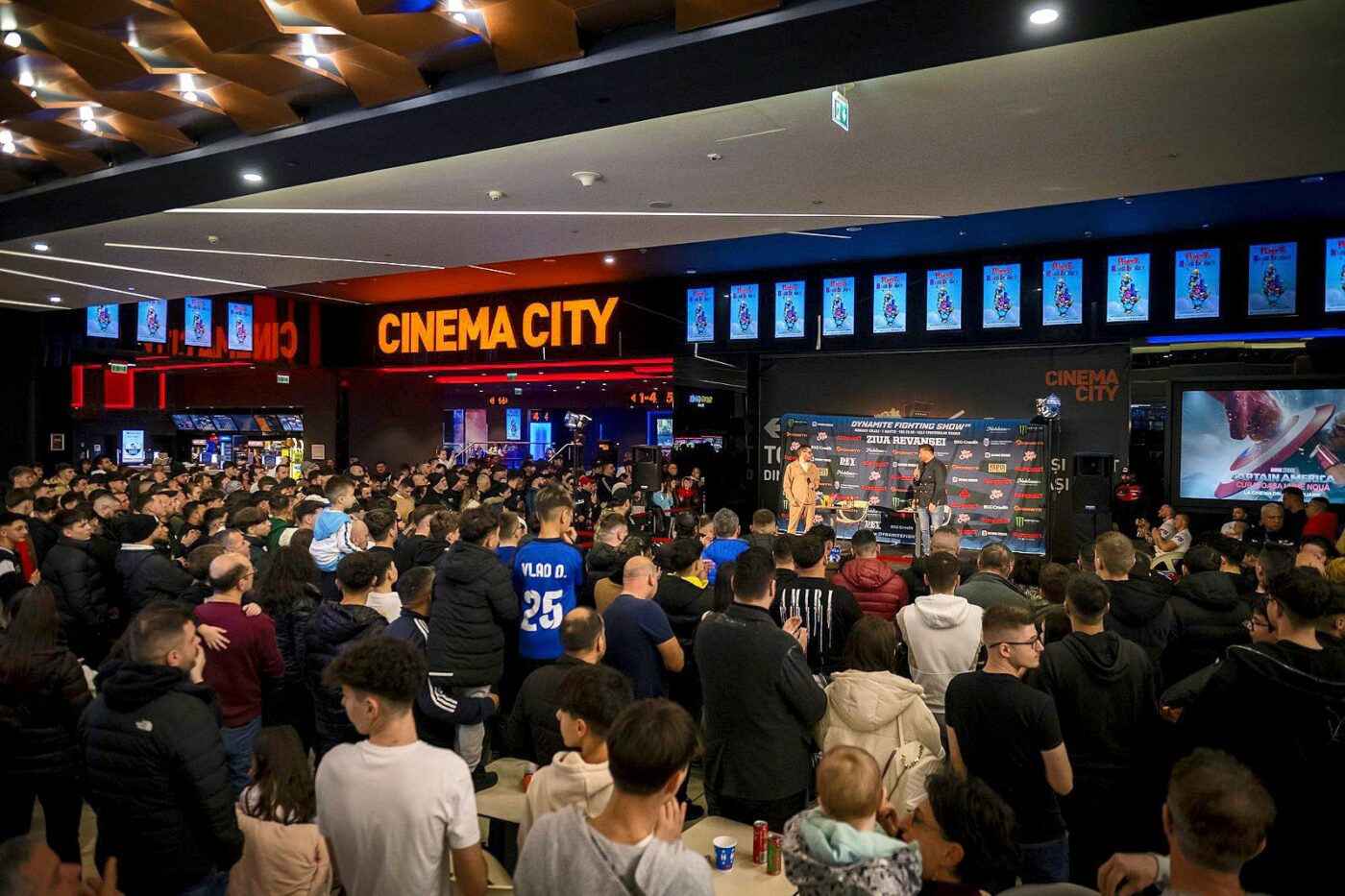 Nebunie la Vâlcea: Luptătorii lui Cătălin Moroșanu fac audiență și la mall