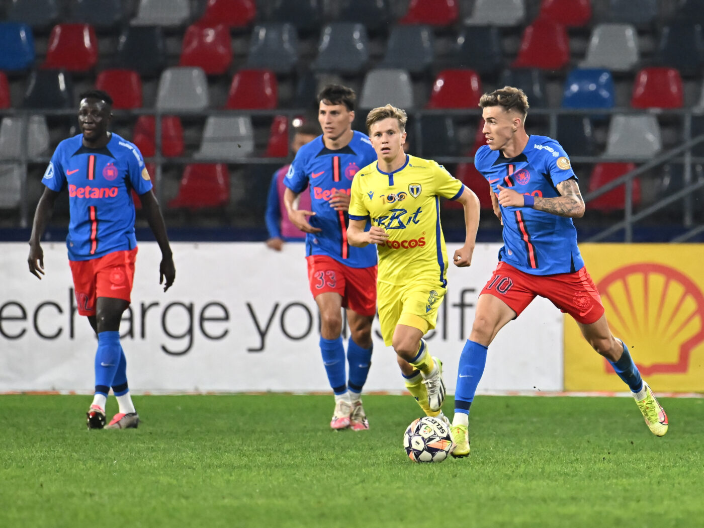 Petrolul Ploiești – FCSB 0-0, Live Video Online în etapa 25 din Superliga. Tabela rămâne intactă la pauză după ce campioana României a avut un gol anulat de VAR