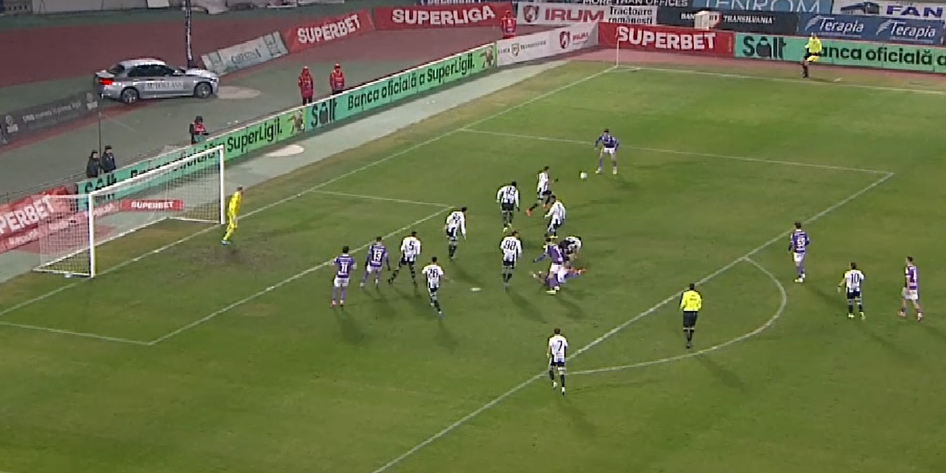 Fază controversată în U Cluj – Rapid 2-1. Echipa lui Dan Şucu nu a primit un penalty clar la un fault asupra lui Cristi Manea