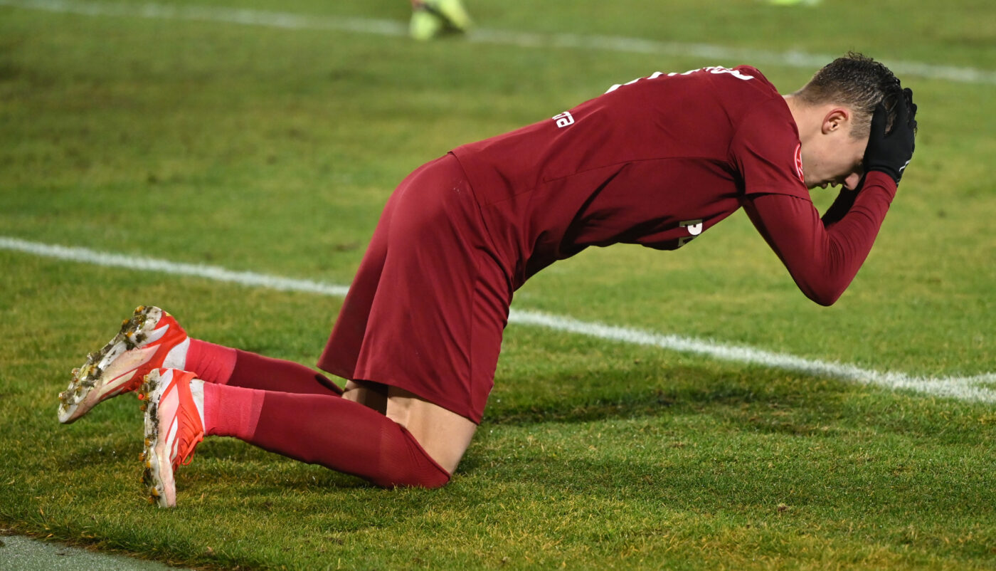 Seară teribilă pentru CFR Cluj cu Petrolul: gol anulat şi penalty ratat de Louis Munteanu