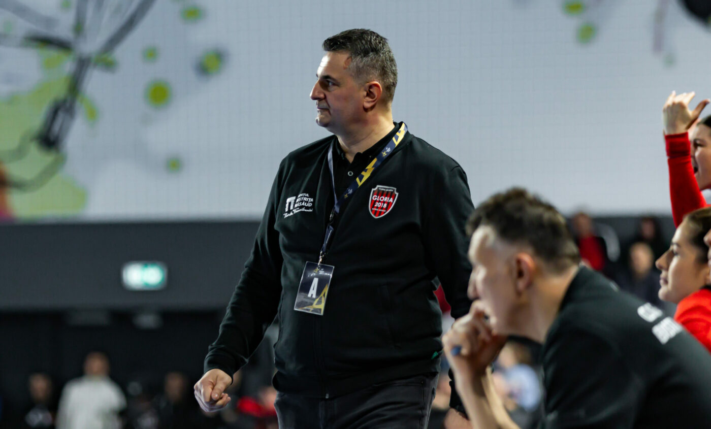 Selecţionerul naţionalei de handbal feminin, Florentin Pera, demis de la Gloria Bistriţa. Eşecul dramatic de la Craiova i-a fost fatal