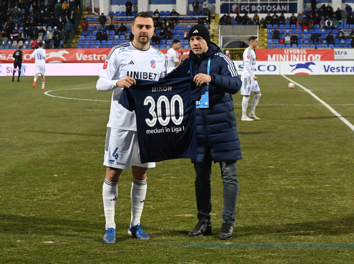 Trei echipe din Superliga dispun de câte doi fotbaliști cu peste 300 de meciuri jucate în carieră! FCSB și Craiova se laudă doar cu unul, FC Botoșani îl celebrează în această rundă pe Miron. SPECIAL