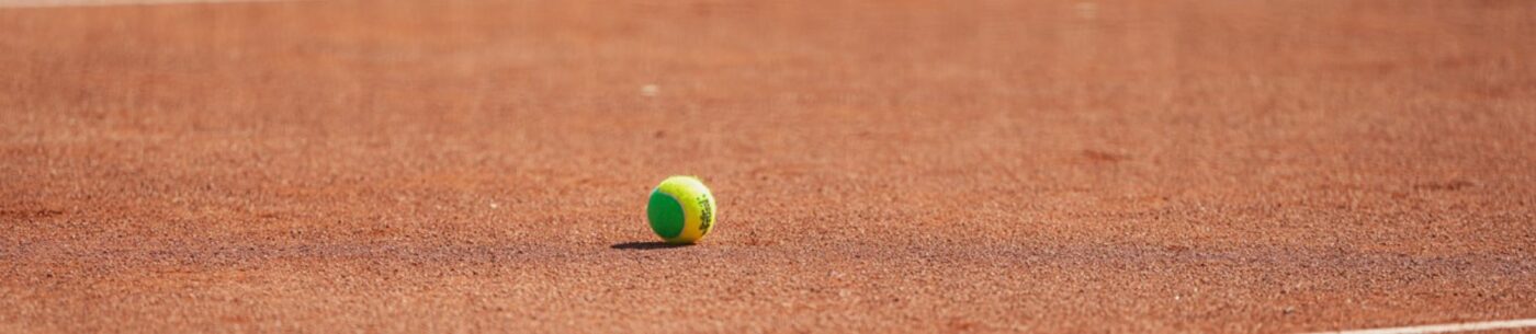 (P) Cursuri gratuite de tenis pentru copii oferite de Fundația Țiriac:  avantaje specifice ale spotului alb, care poate fi practicat de la vârste fragede – trei noi orașe disponibile în program din luna aprilie 2025: Focșani, Deva și Câmpina.