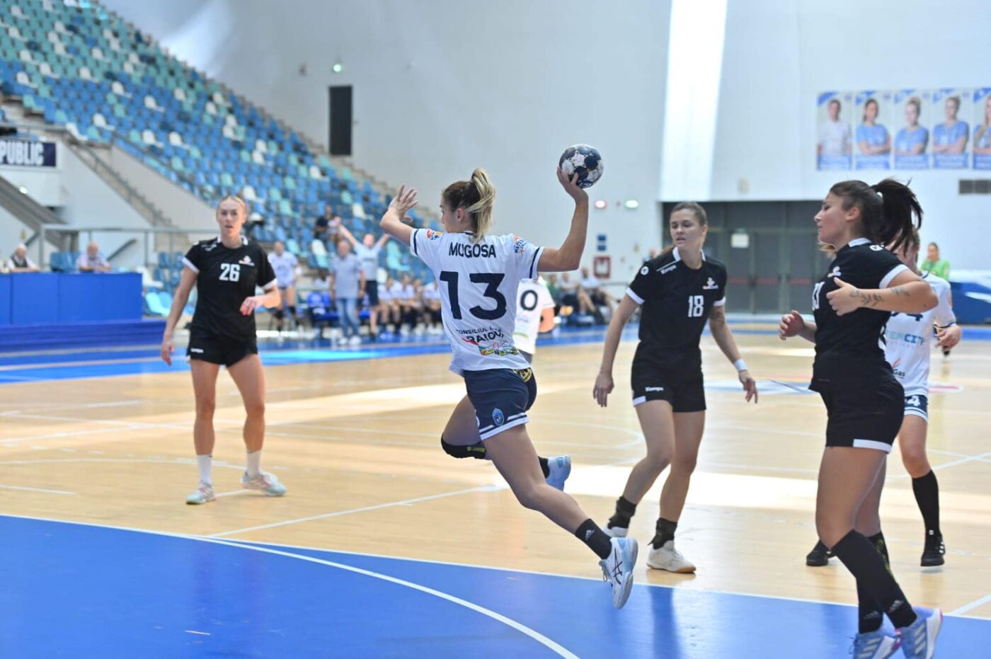 SCM Universitatea Craiova s-a calificat în Final 8-ul Cupei României la handbal feminin, după ce a învins-o pe Minaur Baia Mare. Tot podiumul Ligii Florilor a capotat în Bănie