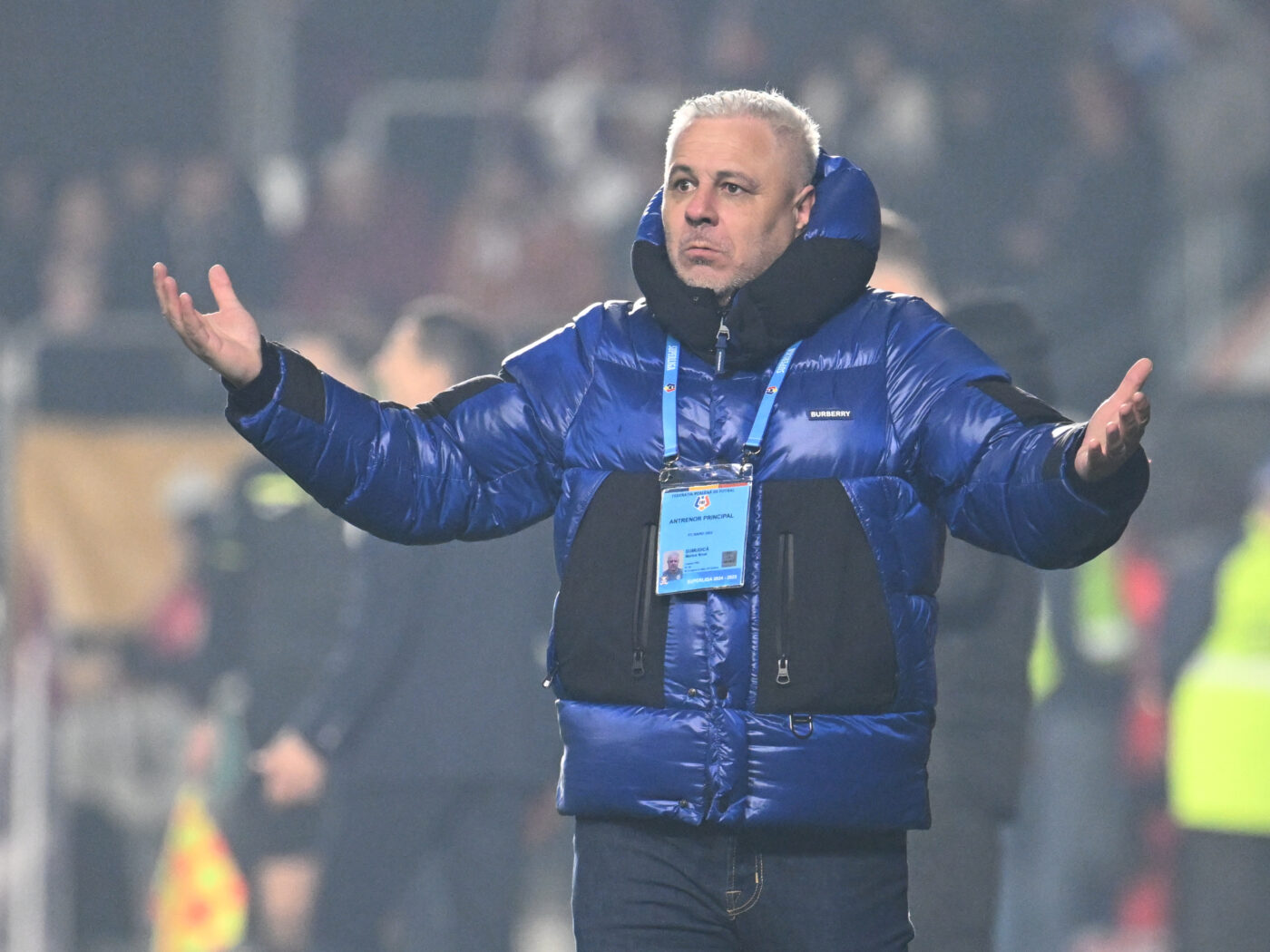 „N-am înțeles nici televiziunile, au dat o singură reluare. E inacceptabil, la alte echipe se dau câte 4-5 reluări, din toate unghiurile”. Marius Șumudică e convins că există un complot împotriva Rapidului