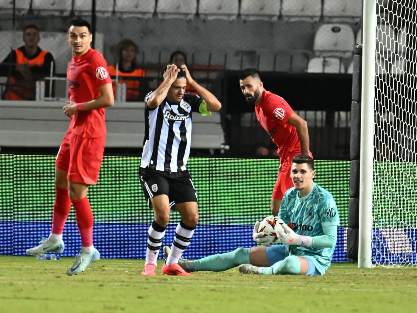 „Nu mai am puterea să continui! Îmi pare rău!”. Fotbalistul lui PAOK care a stricat meciul cu FCSB și-a anunțat retragerea imediat după partidă