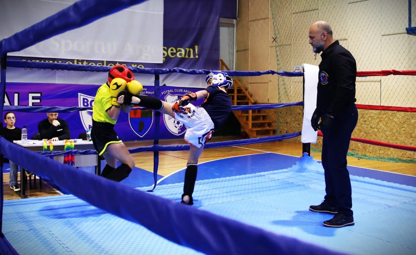 250 de sportivi la o competiție pentru amatori la Pitești! A fost Kickboxing în ring MMA în octogon și Grappling pe saltea. GALERIE FOTO