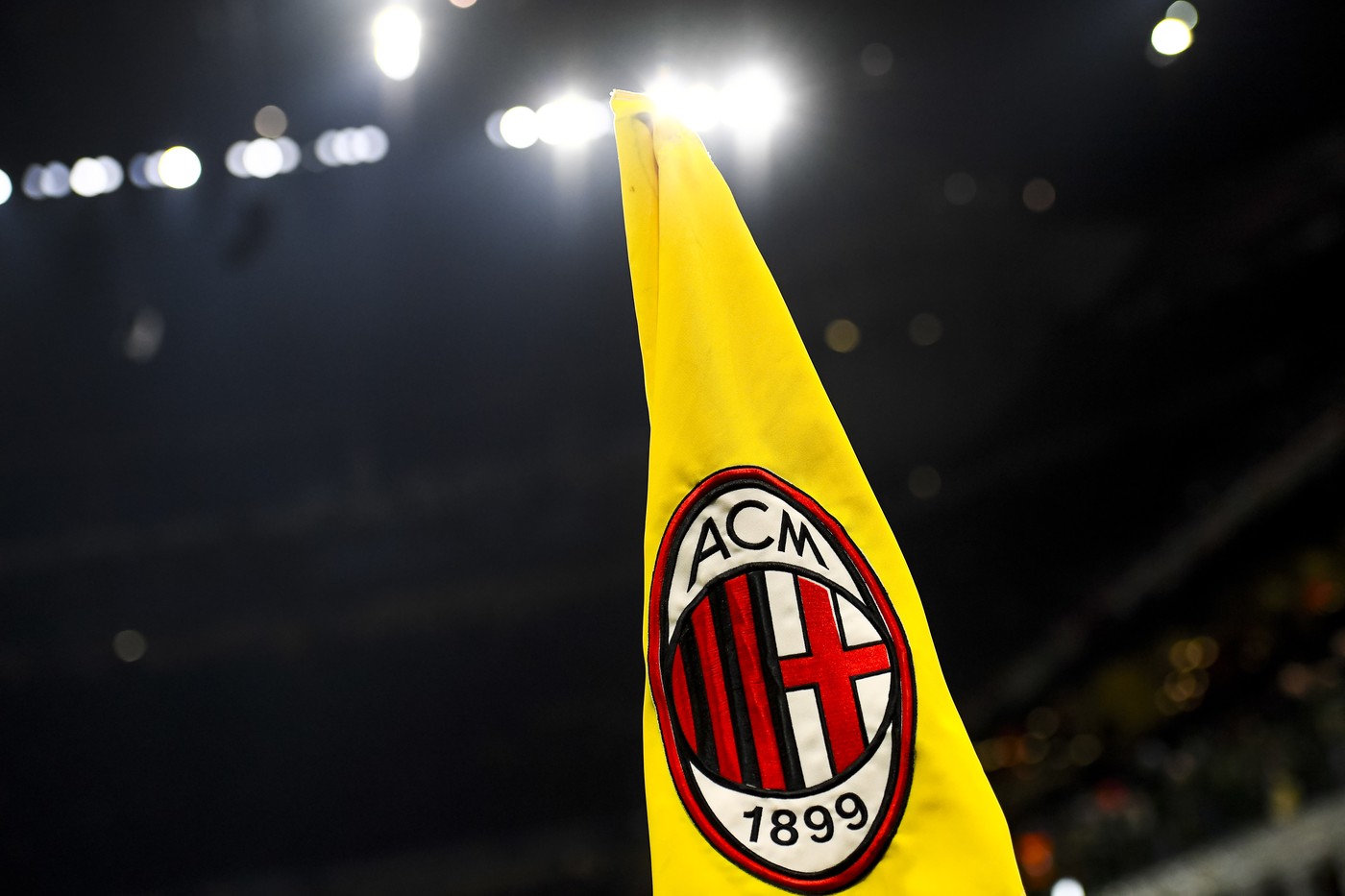 AC Milan va investi 1,5 milioane de euro în stadionul din Craiova unde s-au lansat fraţii Adrian şi Sabin Ilie, Dănciulescu sau Gabi Popescu