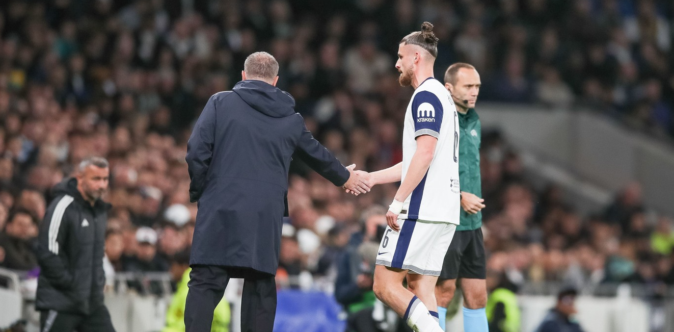 Antrenorul lui Radu Drăgușin e ca și dat afară. Vor să-l „execute” chiar dacă ia Europa League