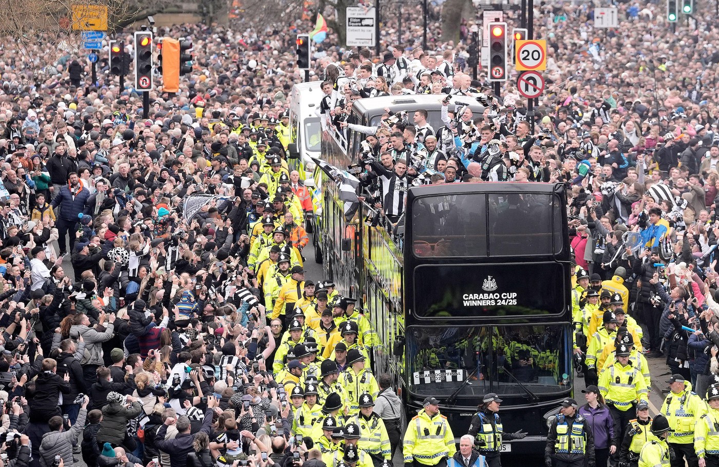 Aşa arată bucuria fotbalului. Imagini fabuloase cu sute de mii de oameni, ieşiți în stradă pentru a sărbători primul trofeu câştigat de Newcastle după 70 de ani