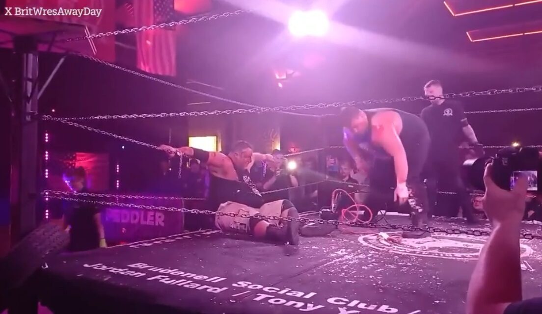 Așa ceva nu s-a mai văzut. Wrestlerul și-a electrocutat propriul tatăl în cele mai periculoase lupte, denumite „Meciurile morții”