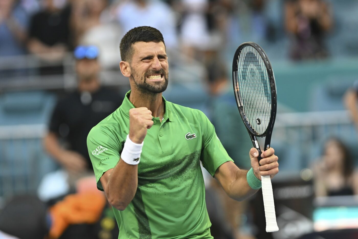 Ce a purtat Novak Djokovic în meciul cu Sebastian Korda de la Miami Open. Sârbul dă trendul în tenis. „Sunt magice”. Cât costă