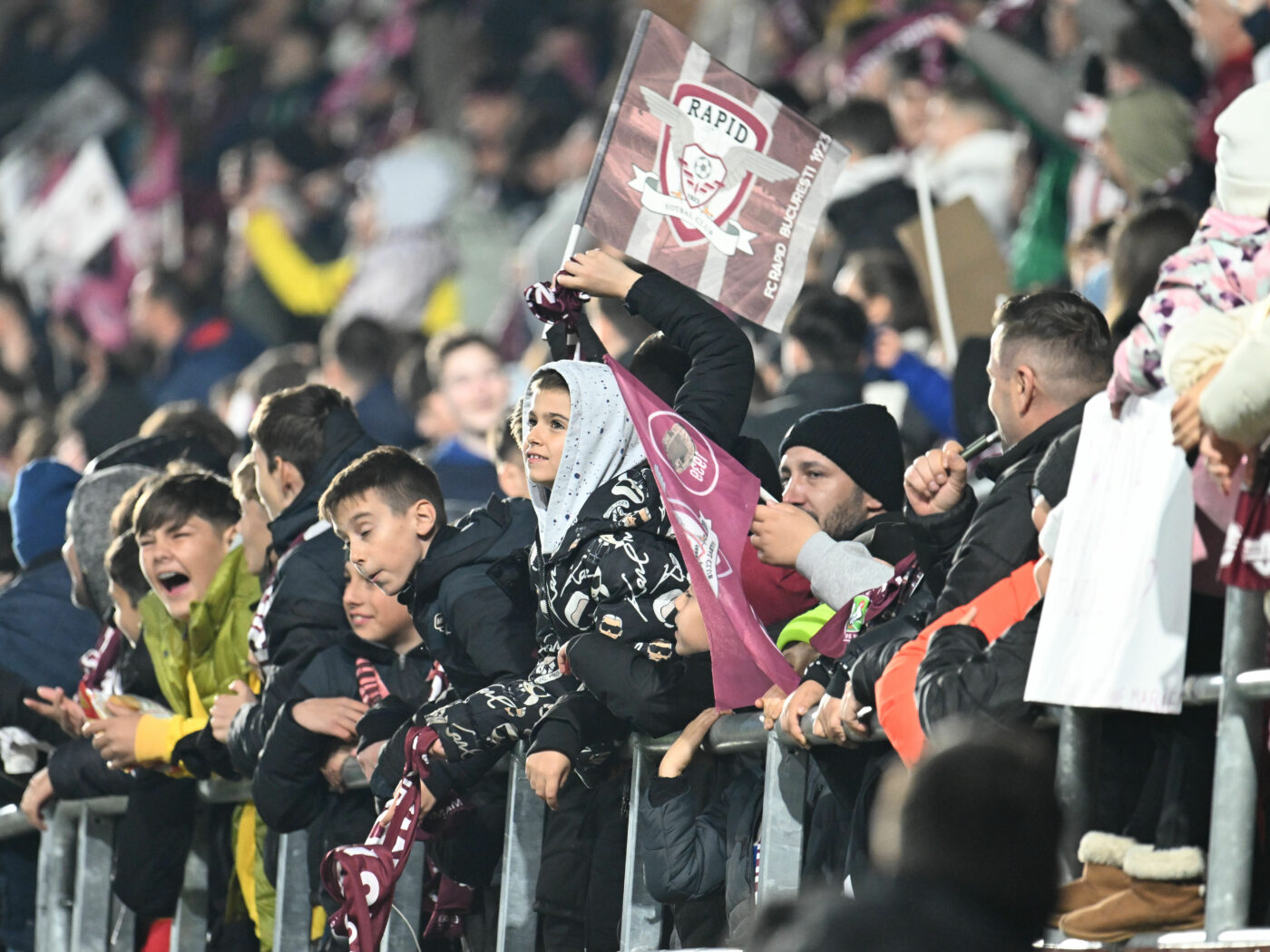Ce n-ai văzut la TV în Rapid – Universitatea Craiova 1-2. Să fie găăălăăăgieeee! Puștii Giuleștiului și oltenii au făcut spectacol: „Să nu intrați pe teren!”. Ce s-a întâmplat la final. SPECIAL