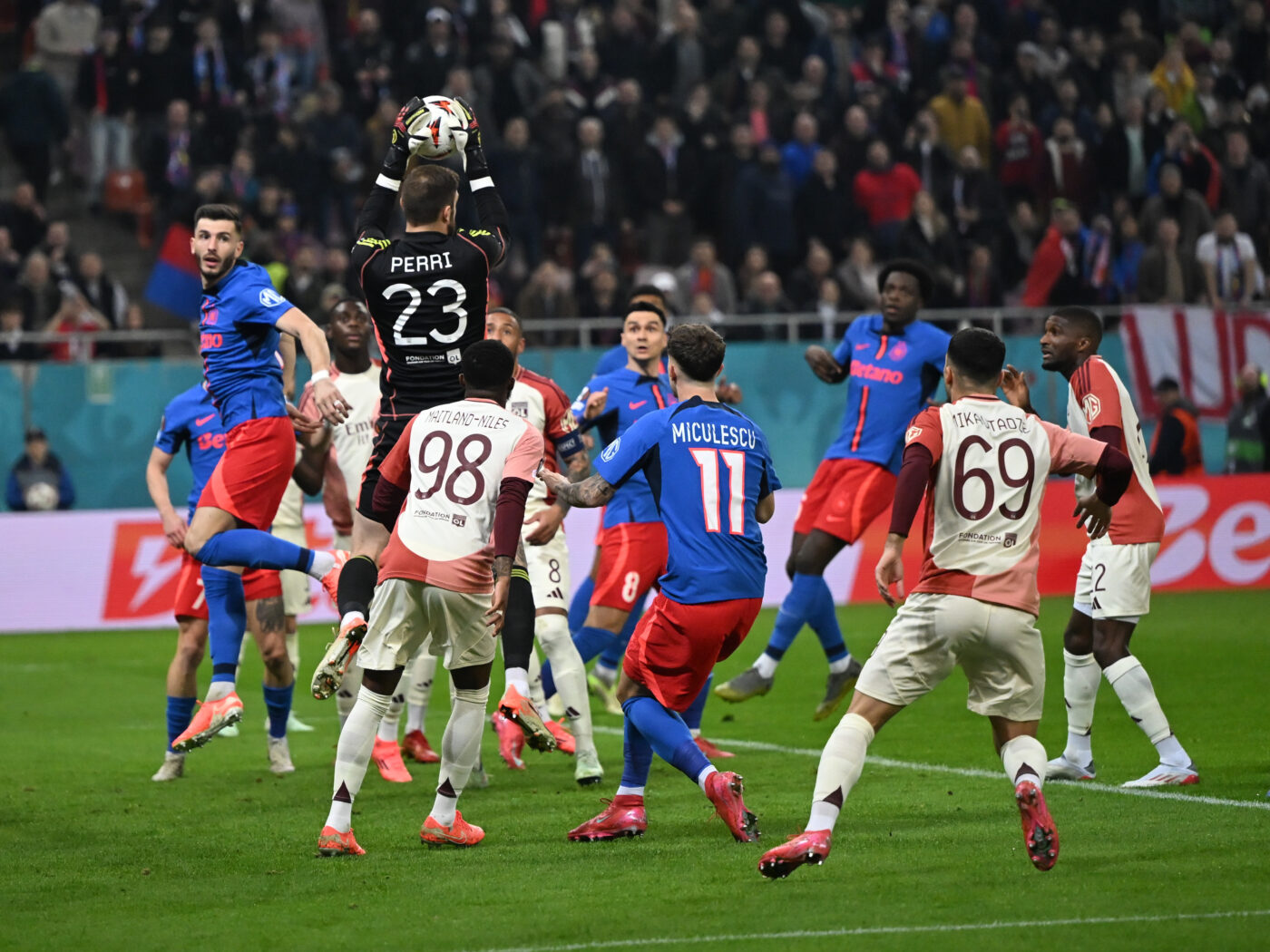 Ce s-a întâmplat la golul lui Lyon cu FCSB: arbitrul n-a ținut cont și a validat reușita francezilor
