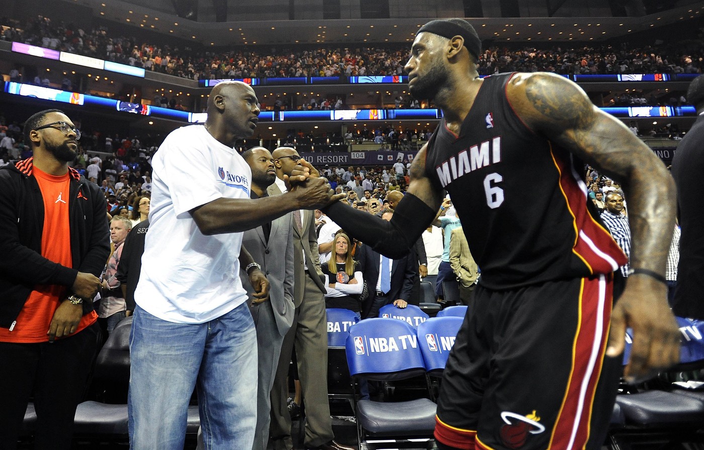 Cine ar câştiga un meci unu versus unu între Michael Jordan şi LeBron James. O simulare 3D a dat verdictul