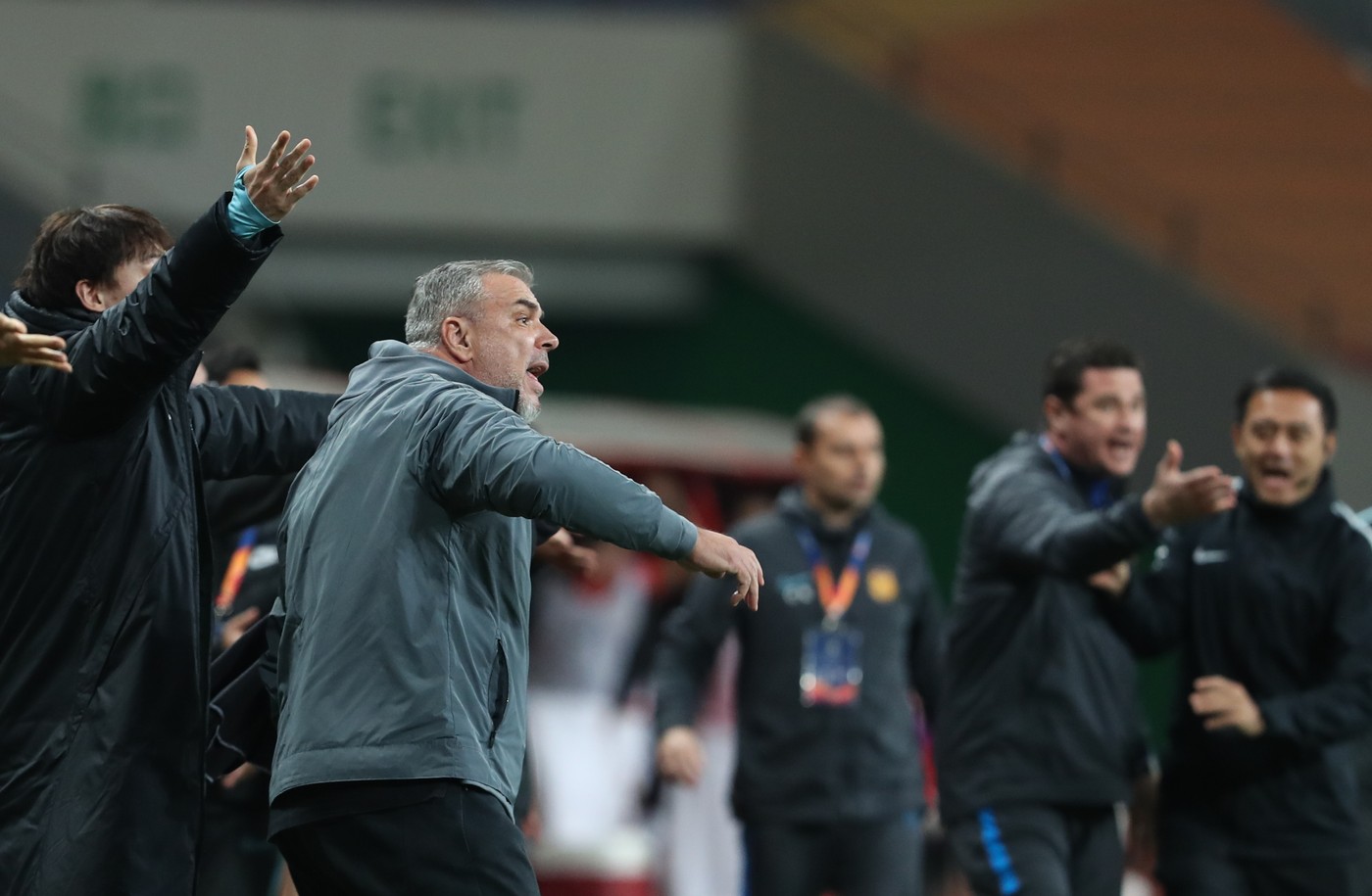 Cosmin Olăroiu a făcut scandal cu arbitri, după ce a pierdut în Cupa Emiratelor: „Greșeală foarte mare”