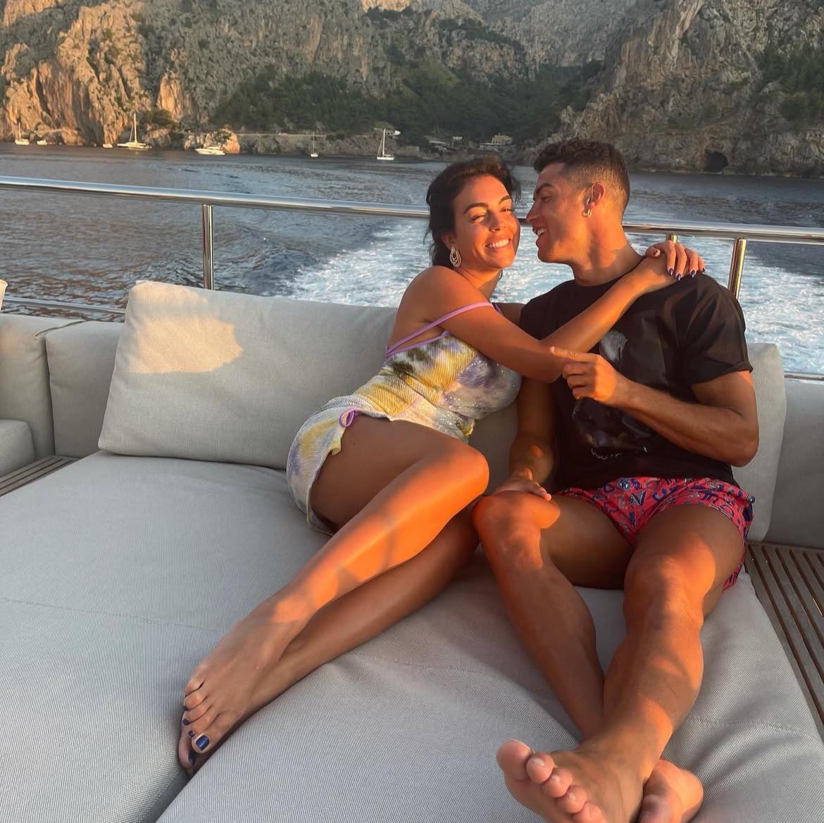 Cristiano Ronaldo şi Georgina Rodriguez se laudă cu avionul privat de 50.000.000 de euro pe care cuplul l-a cumpărat