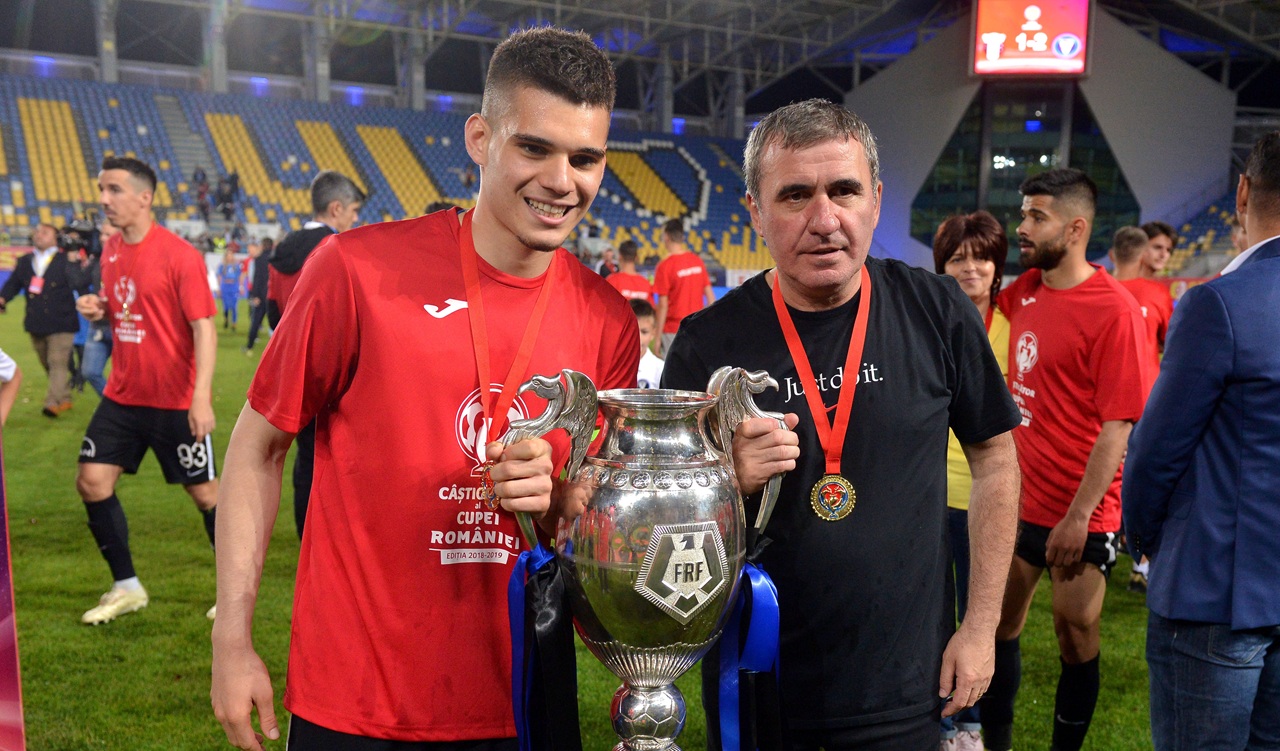 De ce n-a venit Ianis Hagi la decorarea lui Gică Hagi cu Steaua României. Cine i-a „spălat” ruşinea