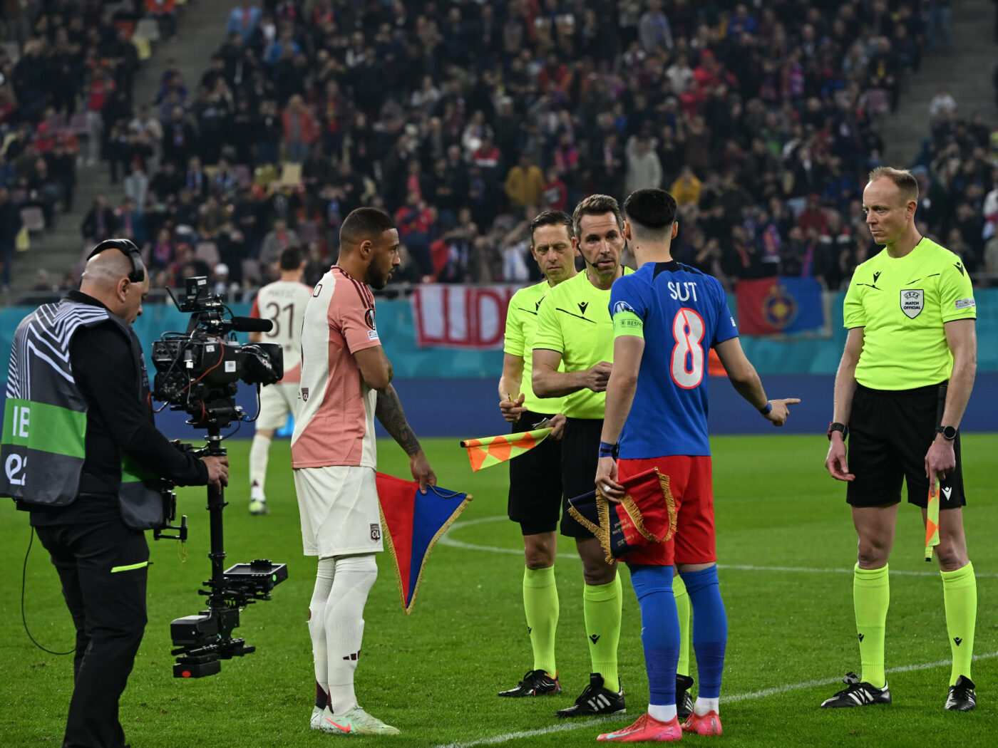 Decizia controversată a arbitrului neamț, care a validat golul lui Lyon cu FCSB, deși pe teren erau două mingi, este corectă! Ce scrie în regulament