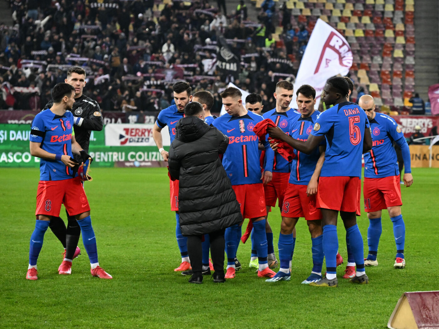 Decizie controversată în Rapid – FCSB: Radu Petrescu i-a dat cartonaş roşu lui Joyskim Dawa  spre furia campioanei României