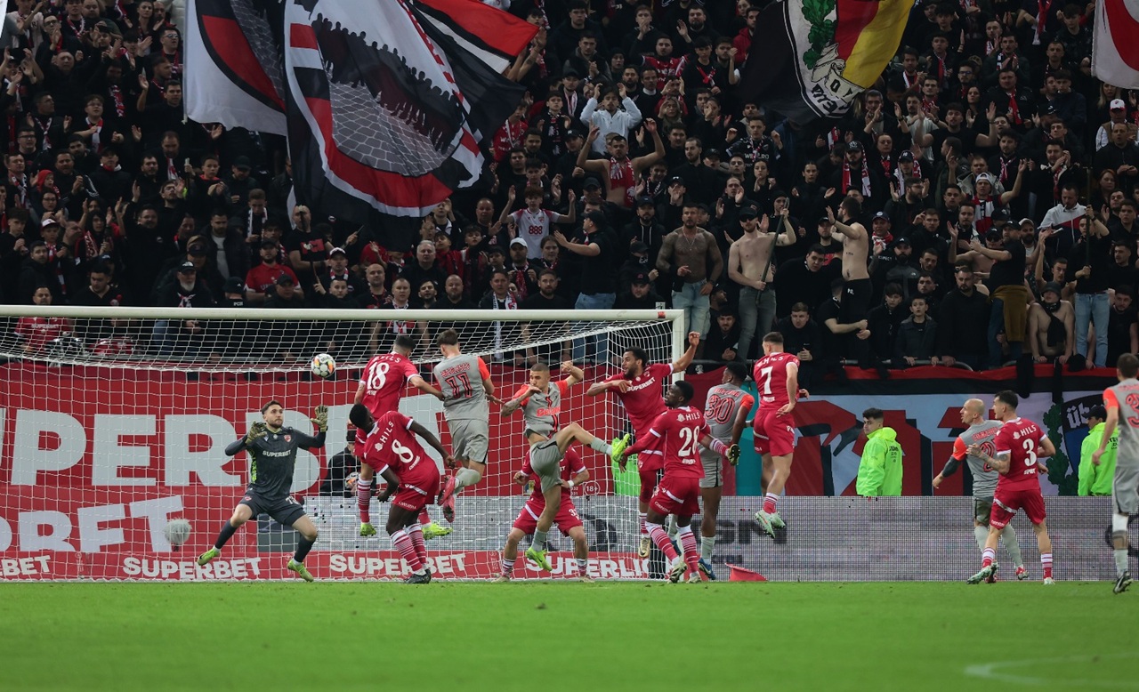 Dezastru pentru Dinamo! Dennis Politic a ieșit accidentat în derby-ul cu FCSB