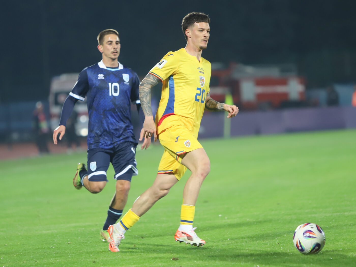 După „jaful” lui Danny Makkelie, a venit „recitalul” polonezului Damian Sylwestrzak în San Marino – România! A dat două penalty-uri pentru faulturi la Dennis Man și ne-a refuzat unul pentru henț, deși a fost chemat la VAR