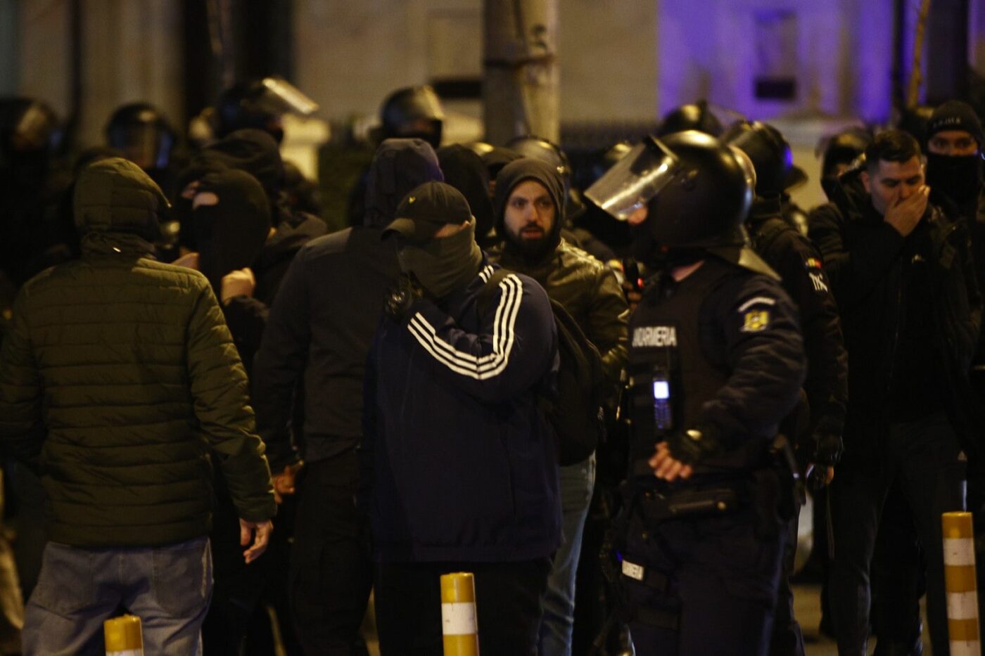 Fanii Stelei, prinşi cu arme la ei şi duşi la secție!