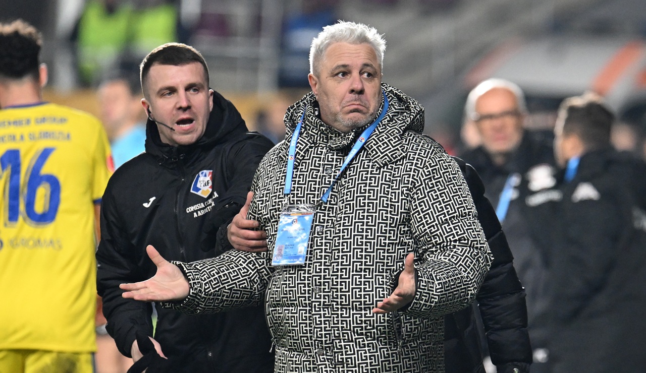 Fază controversată în FCSB – Rapid. Giuleştenii au cerut penalty, Şumudică a luat galben pentru că a cerut intervenția VAR