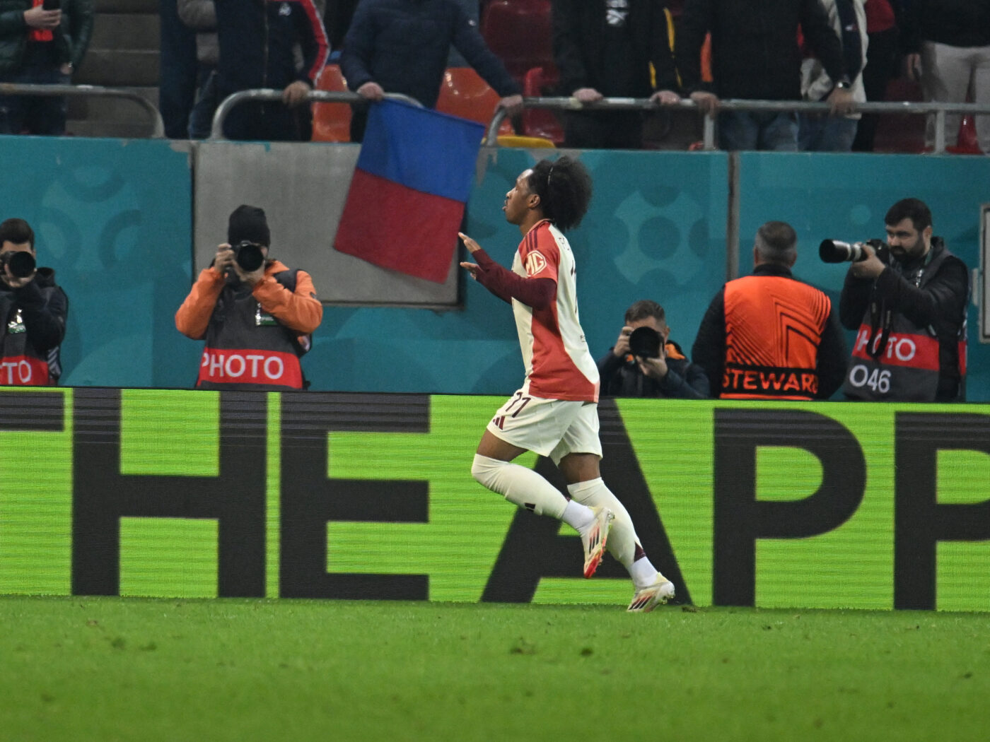 Fostul fotbalist de la FCSB l-a urmărit pe puștiul Fofana de la Lyon și a „explodat” când a auzit cât a costat: „Sunt doar umflați, prind un moment. Să-l vedem în cinci ani”. EXCLUSIV