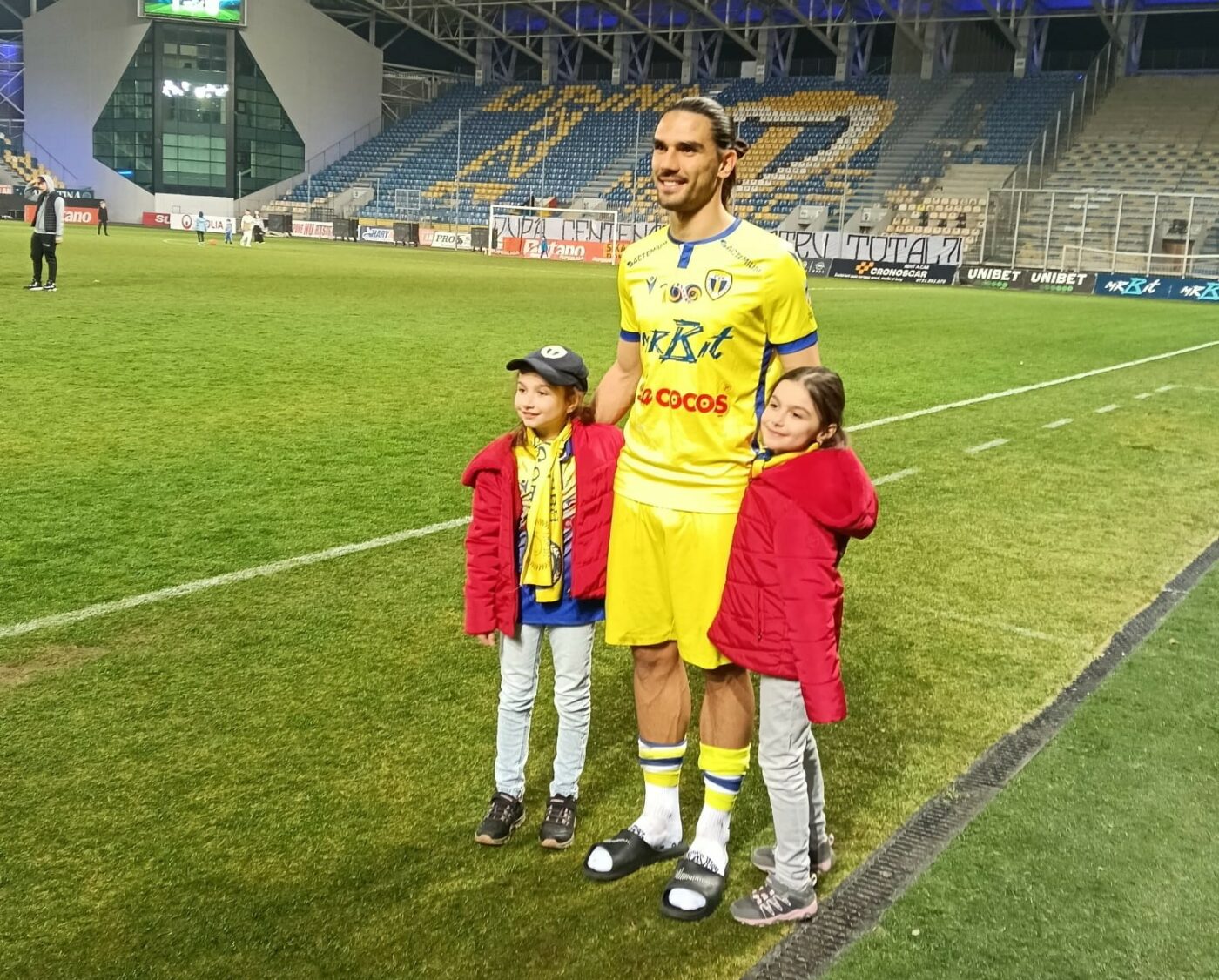 Fotbalistul Petrolului către fetele care au făcut senzație la „Românii au talent”: „Pot să fac și eu o poză cu două vedete ca voi?”
