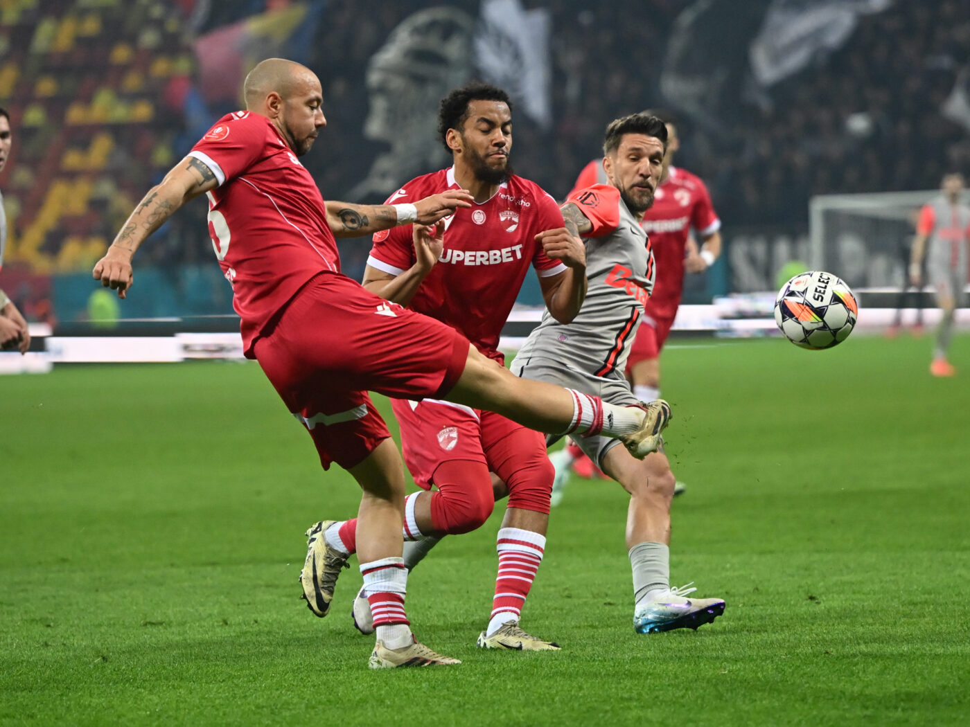 Gigi Becali s-a săturat rapid, după 45 de minute, și a tăiat în carne vie la derby-ul Dinamo – FCSB. Doi fotbaliști, OUT din echipa campioanei la pauză