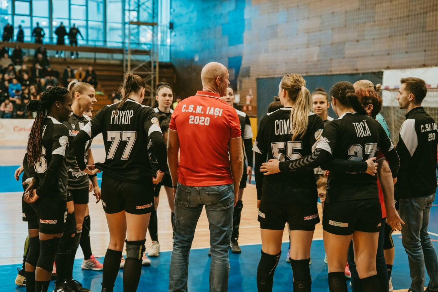Temeri legate de arbitraj în Liga Florilor, înaintea unui meci cu implicații la retrogradare. „Sper să nu se umble la butoane, așa cum m-au avertizat mulți oameni din fenomen. Vrem ca jocul să se decidă pe teren”. EXCLUSIV