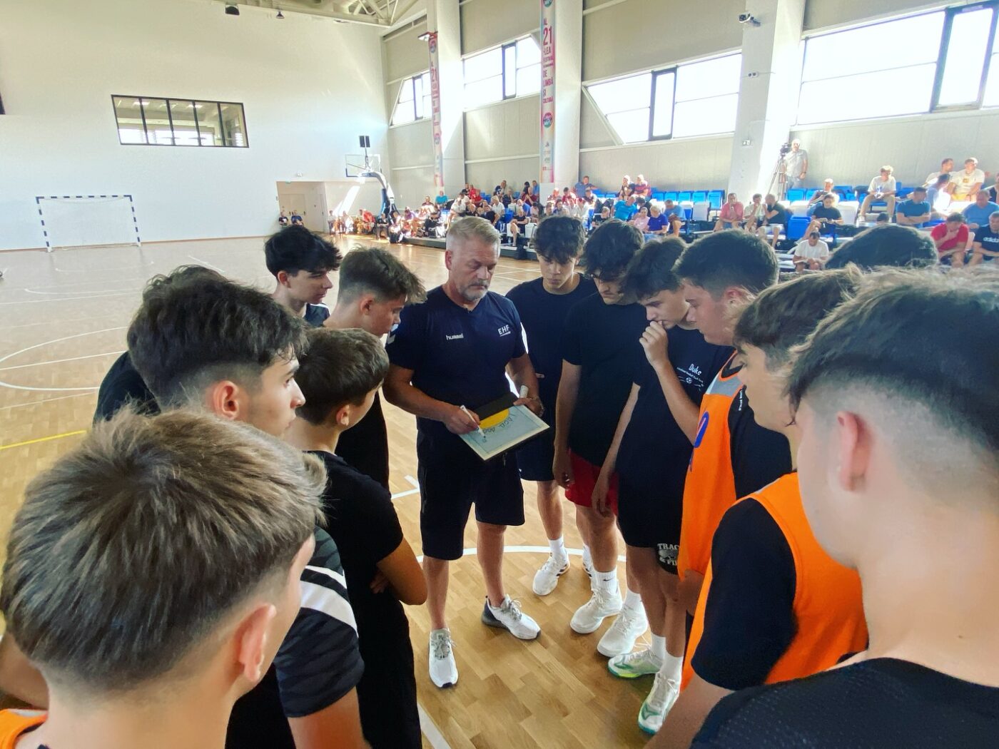 Handbalul românesc, în mare rușine! Antrenorul norvegian Bent Dahl, jefuit la Vâlcea de obiecte de peste 15.000 de euro: „Clubul pasează responsabilitatea la proprietar și invers”. EXCLUSIV