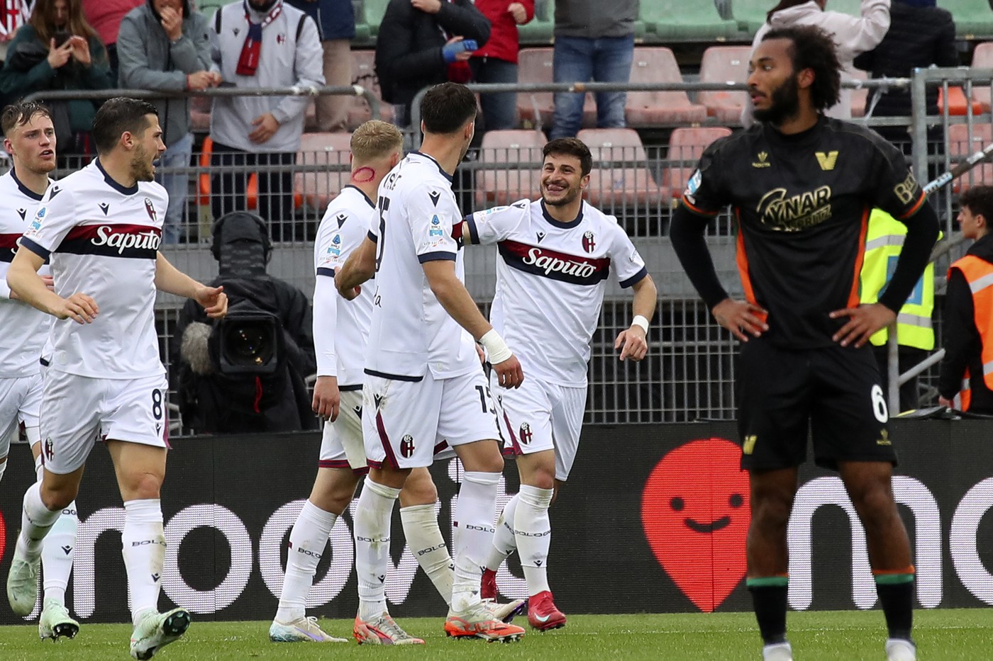 I-a dat gol lui Ionuț Radu, apoi s-a dus la camera TV și a făcut asta! Moment incredibil în Venezia – Bologna. VIDEO