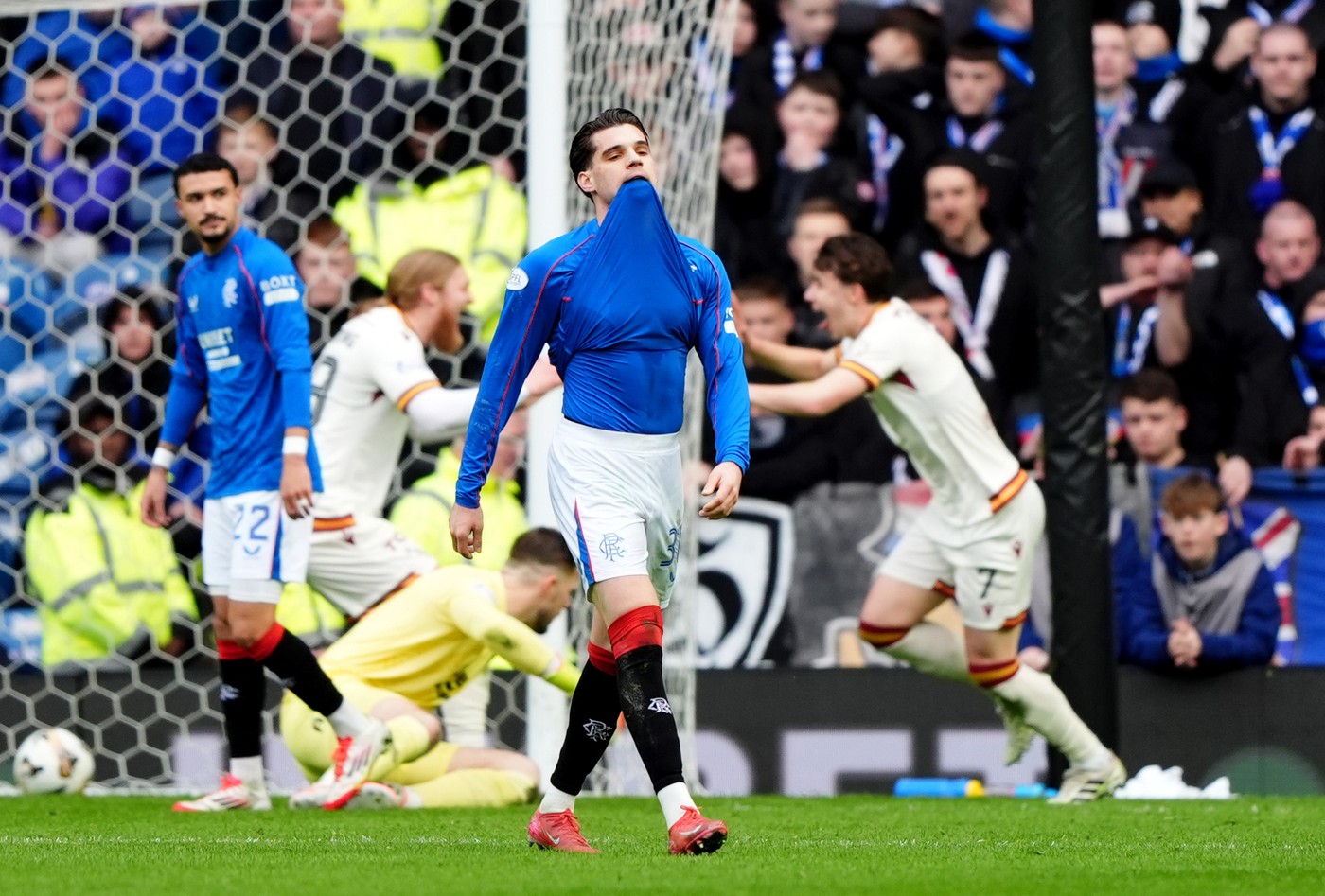 Ianis Hagi, umilit de noul antrenor de la Rangers! Fără milă: l-a scos la pauză, într-o triplă schimbare