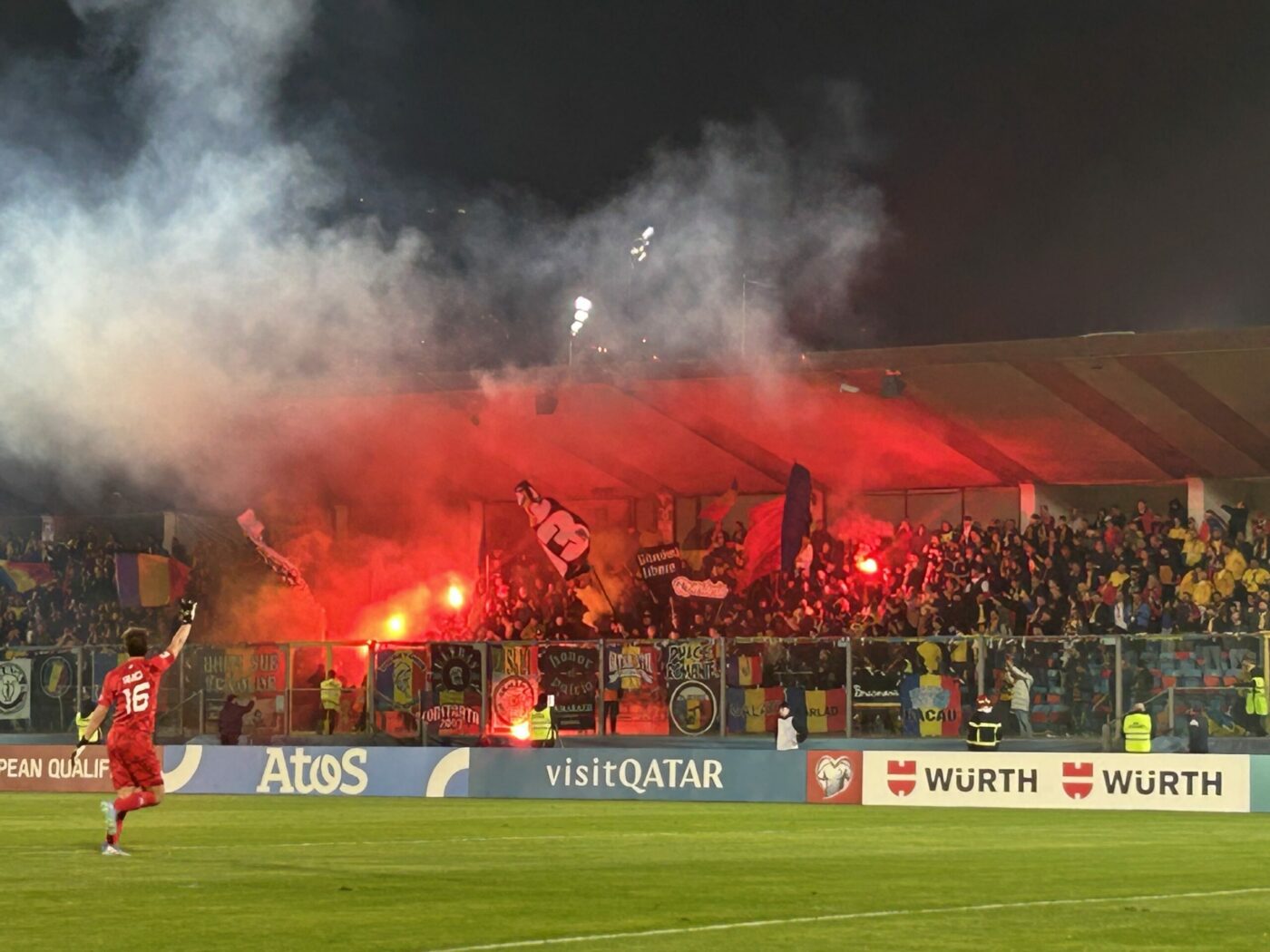 Imagini impresionante cu scenografia magică a fanilor României la meciul din San Marino! S-a „aprins” stadionul din Serravalle