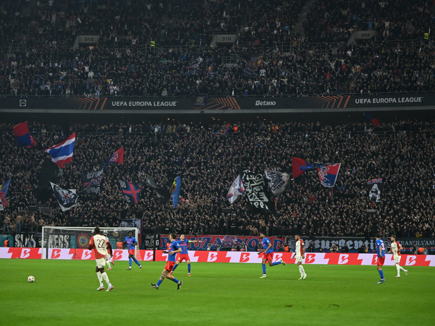 Imagini spectaculoase cu controversata Laura Vicol, unul dintre liderii din scandalul Nordis. A atras toate privirile la FCSB – Lyon: s-a purtat ca un ultras adevărat al campioanei