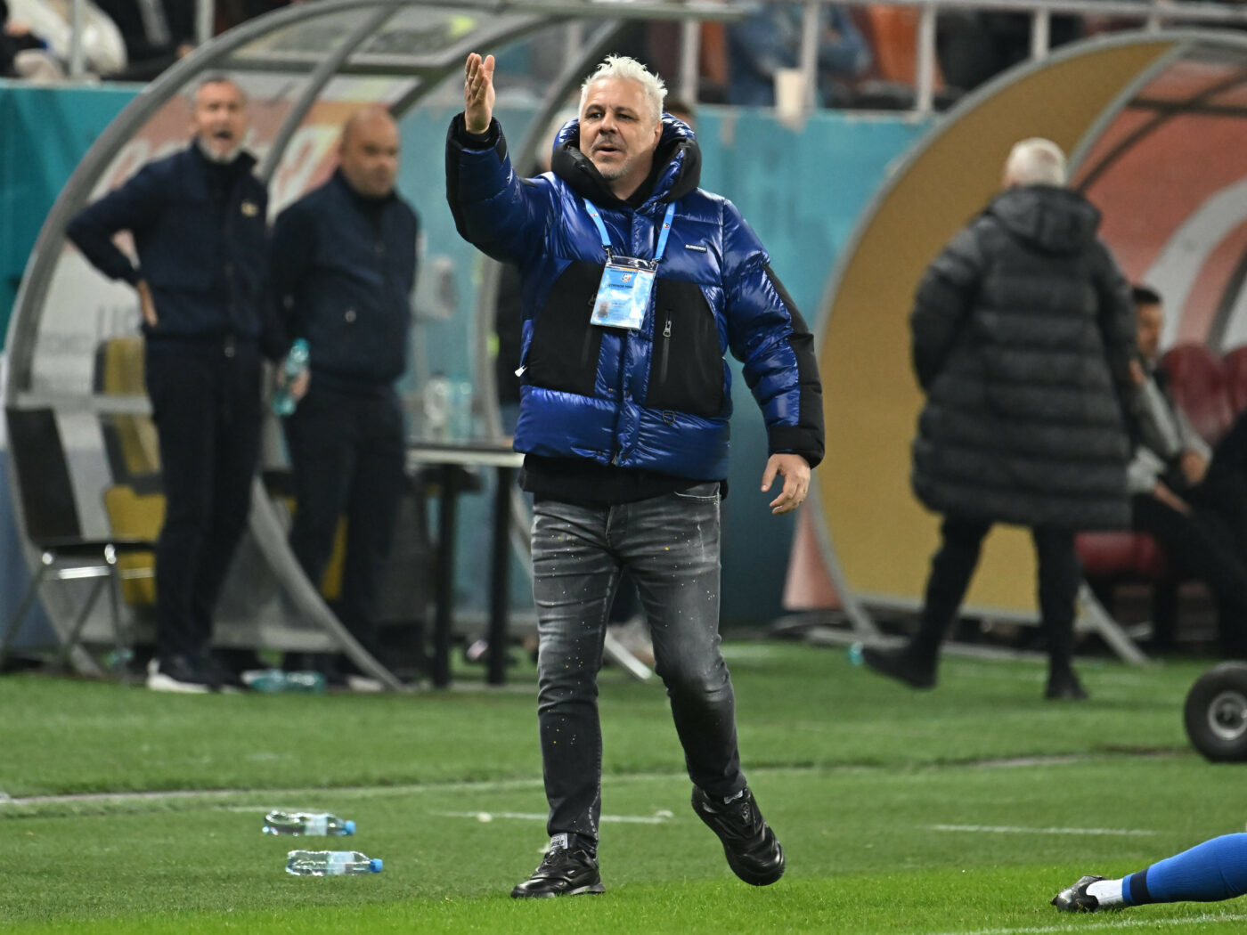 Incredibil! Ce eșarfă cu chipul lui Marius Şumudică au putut cumpăra fanii FCSB la derby-ul cu Rapid
