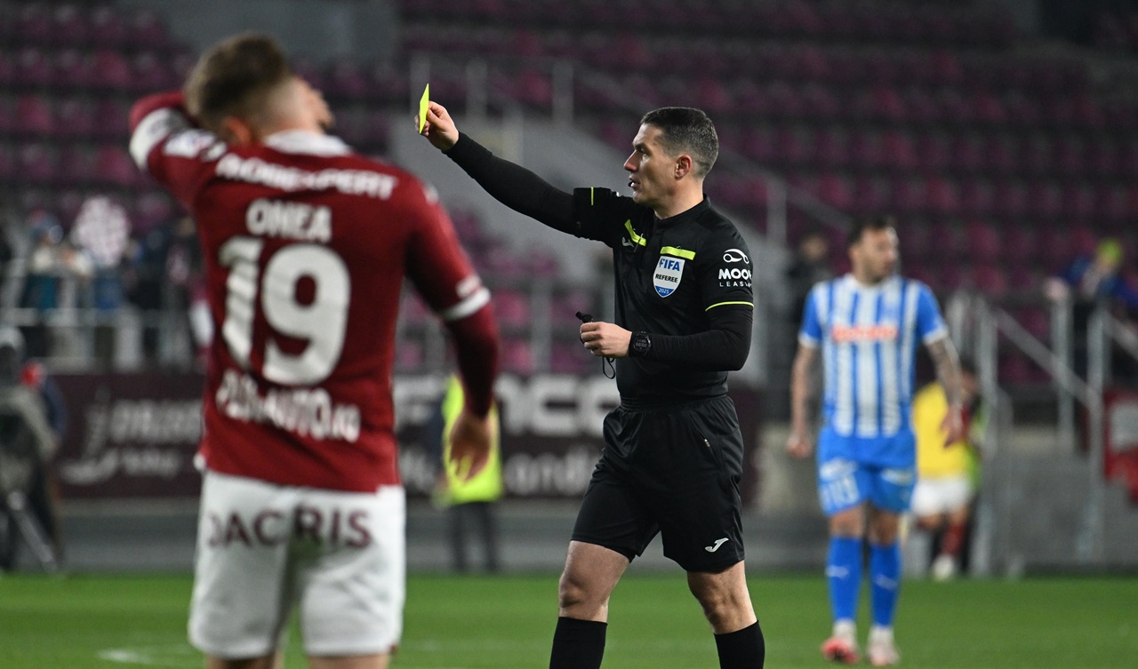 Istvan Kovacs a făcut prăpăd după finalul meciului Rapid – Universitatea Craiova 1:2. Le-a dat cartonaşe roşii lui Petrila şi unui secund giuleştean şi a fost la un pas să-l elimine şi pe Şumudică