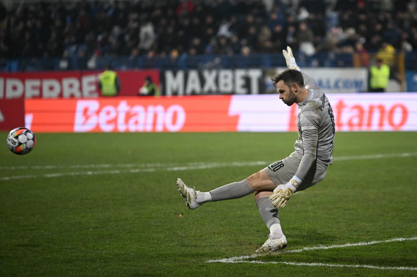 Dezvăluiri din vestiarul galacticilor! Portarul unei echipe din Superligă a debutat la Real Madrid sub comanda lui Jose Mourinho. „Ne-a fost ca un tată. Îi sunt foarte recunoscător”. De ce era Ronaldo „un animal”, cu cine a fost la petrecerea privată a starului portughez și cine i-a fost mai apropiat din lotul Realului. EXCLUSIV