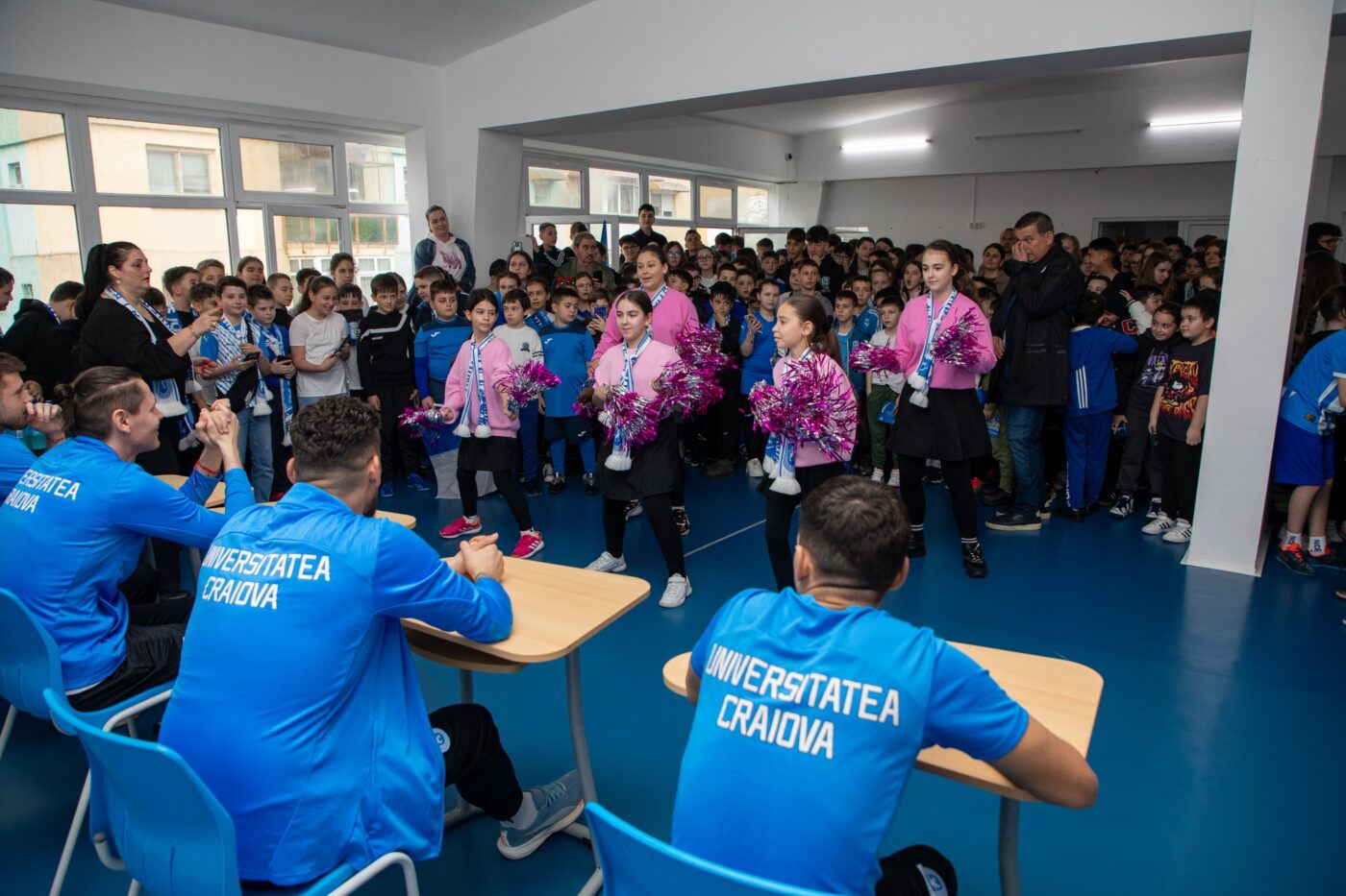 Jucătorii Universităţii Craiova şi-au „făcut încălzirea” pentru derby-ul cu Rapid, la care pot asista doar copiii. Sorin Cârţu: „Nu facem faţă cererilor pentru deplasare din partea copiilor”