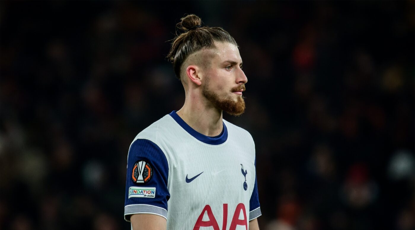 Liverpool, transfer salvator pentru Radu Drăguşin. Favoritul lui Tottenham, evaluat la 70.000.000 de euro, ar fi decis să plece pe Anfield