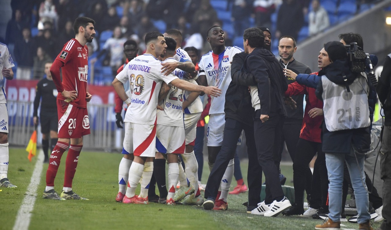 Mega-scandal înainte de FCSB – Lyon. Antrenorul portughez a sărit să-l bată pe arbitru, la finalul derby-ului: „Ne cerem scuze”