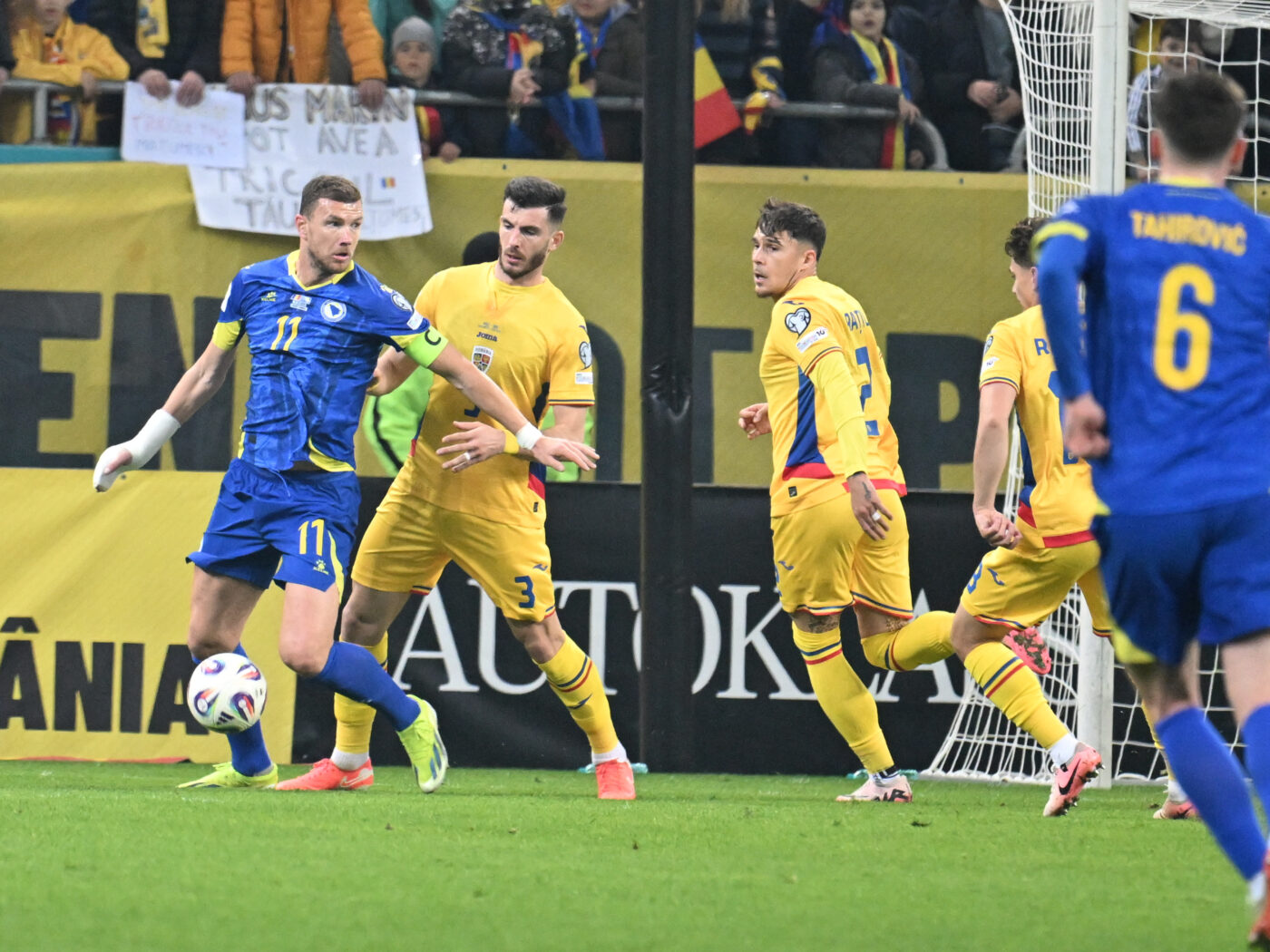Mihai Popescu l-a făcut K.O. pe Edin Dzeko, în România – Bosnia! Căpitanul adversarilor, scos după ce fundașul de la FCSB l-a umplut de sânge