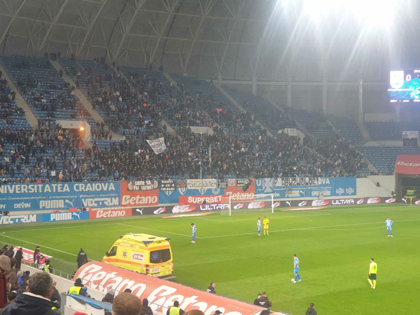 Momente de panică pe stadionul Ion Oblemenco: medicii de pe salvare, chemați să intervină de urgență în Peluza Nord Craiova! Meciul a fost întrerupt câteva minute de Kovacs